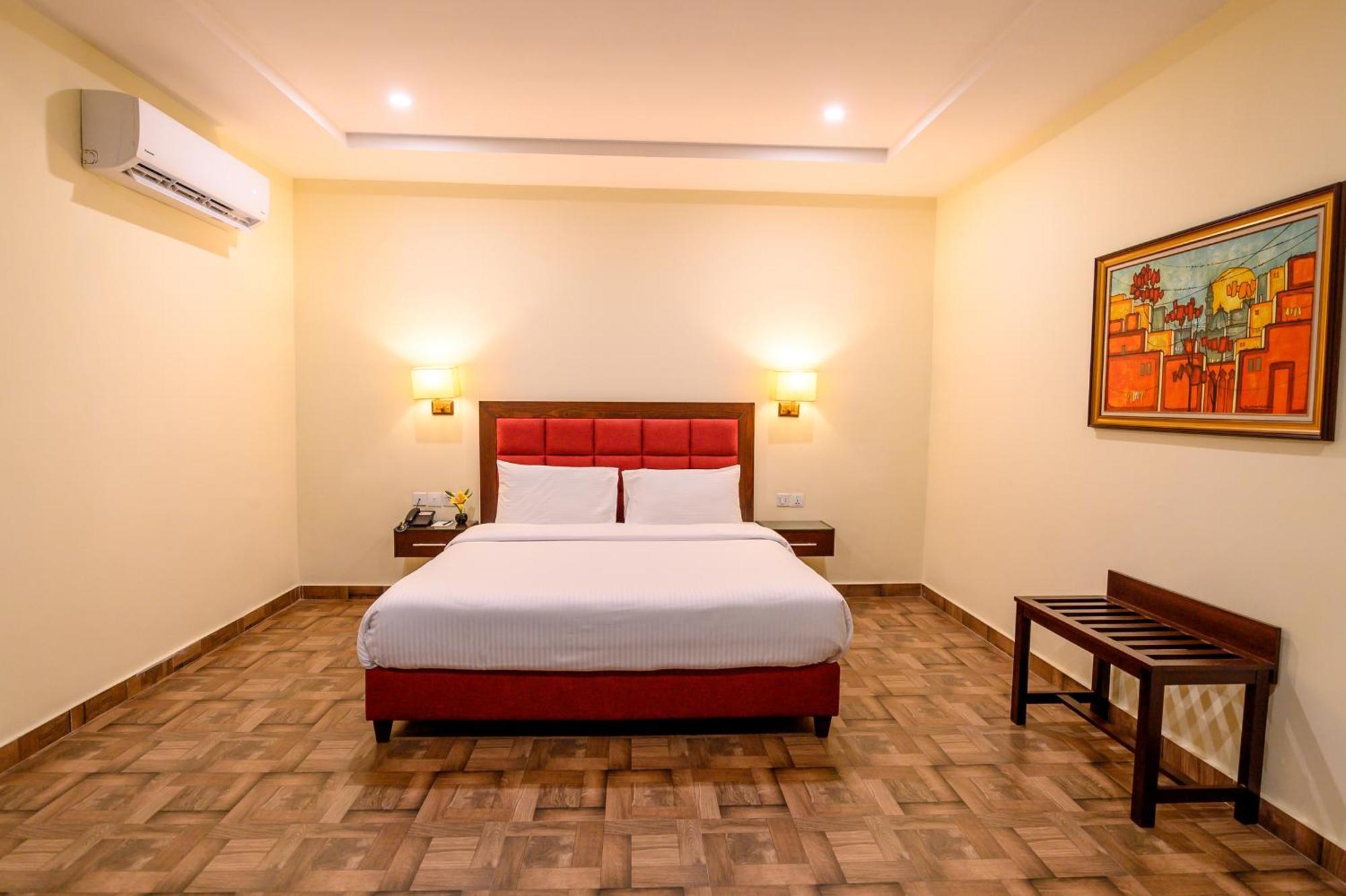 Hotel One Sahiwal Esterno foto